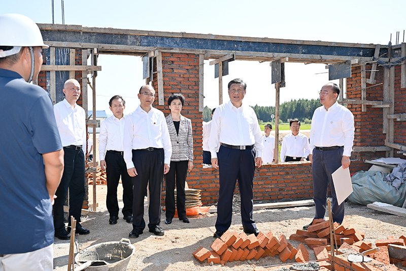 9月6日至8日，中共中央總書記、國(guó)家主席、中央軍委主席習(xí)近平在黑龍江考察。這是7日上午，習(xí)近平在遭受洪澇災(zāi)害的哈爾濱尚志市老街基鄉(xiāng)龍王廟村，察看水毀房屋重建情況。